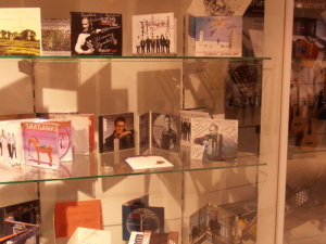 moja płyta trafiła do gabloty wystawowej sklepu muzycznego "Anderski" w Rybniku, za co pięknie dziękuję.