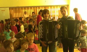 koncert w przedszkolu z Piotrem Poterałą